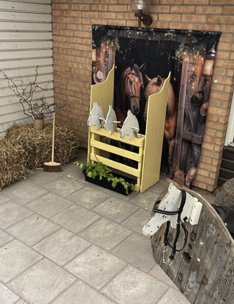 Skolgård med stall